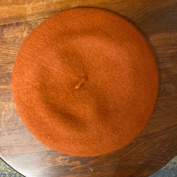 Red Beret - Picture 1 of 2